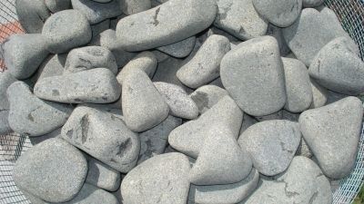 Una pila de rocas está encima de una bolsa de malla.