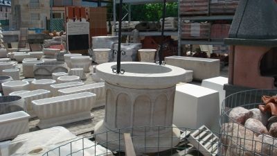 Un almacén lleno de macetas y jardineras.