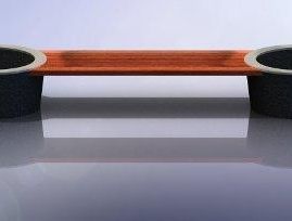 Un banco de madera con dos tazas encima está colocado sobre una mesa.