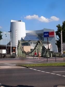 Ein Gebäude mit einem Schild mit der Aufschrift