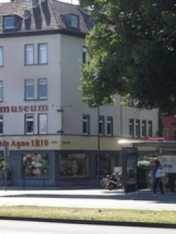 Mit dem Bus Buslinie 133 - Aussteigen an der Haltestelle „Schokoladenmuseum“.
