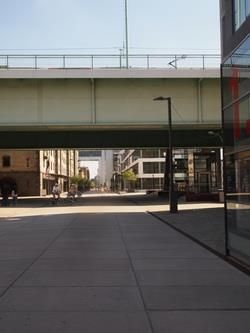 Eine Brücke über eine Stadtstraße mit Gebäuden im Hintergrund