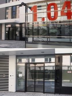 Ein Gebäude mit der Nummer 104
