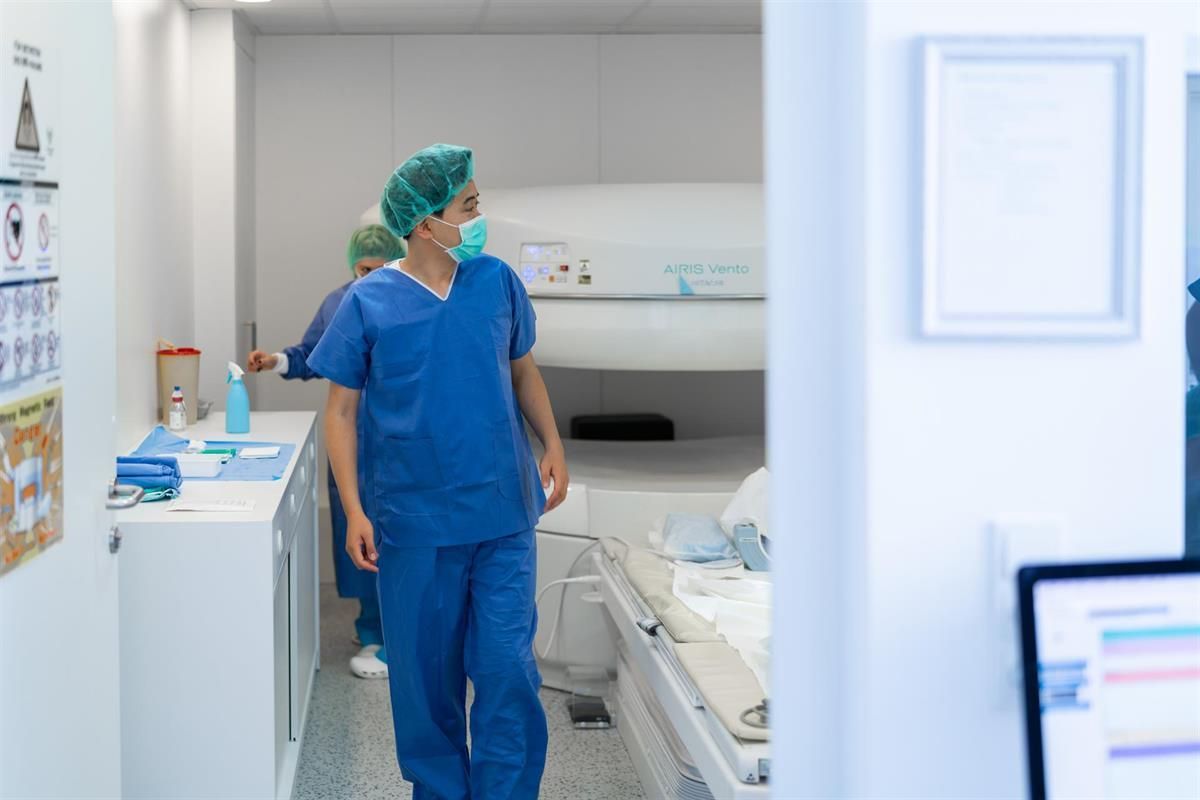 Eine Gruppe Chirurgen geht durch ein Krankenzimmer.