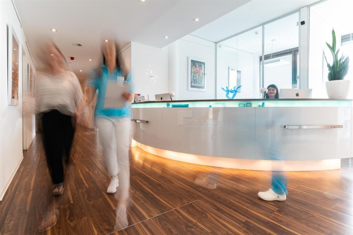 Ein verschwommenes Bild von Menschen, die durch einen Flur gehen.