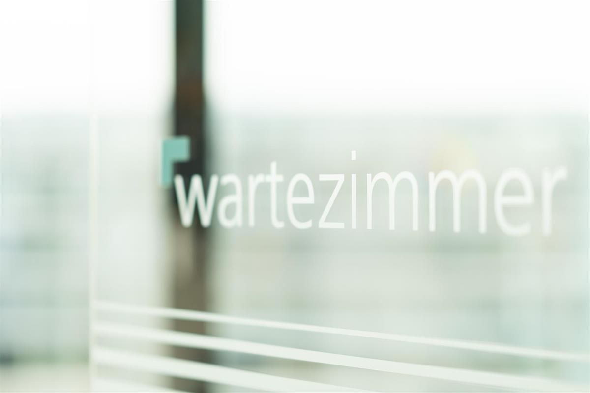 Ein Fenster mit der Aufschrift „Wartezimmer“