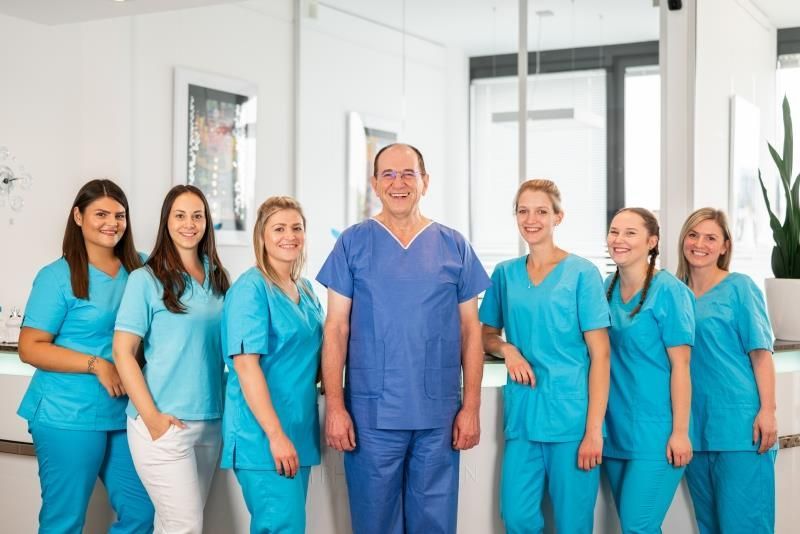 Eine Gruppe von Krankenschwestern und ein Arzt posieren für ein Foto.