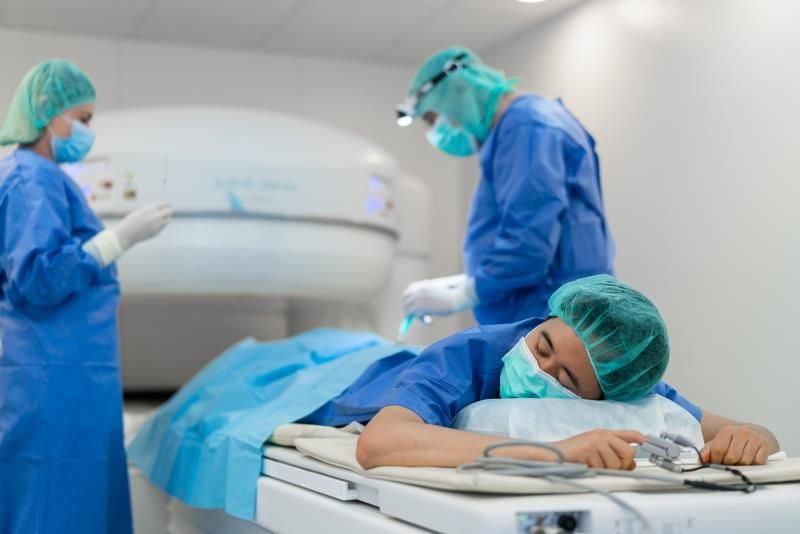 Die Injektions-Stelle wird auf der Haut markiert, Bandscheibenvorfall, Therapiemöglichkeit