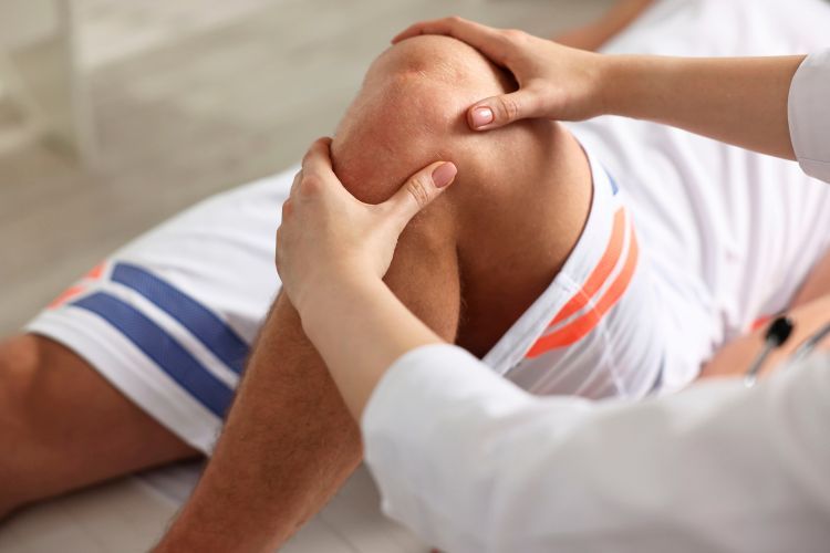 Ein Arzt tastet das Knie eines Patienten ab. Als Symbolbild für die Arthritis-Behandlung in unserer orthopädischen Privatpraxis.