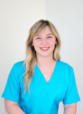Portrait von Cindy Wiens, medizinische Fachangestellte und stellvertretende Leitung unserer Orthopädie Privatpraxis in Köln.