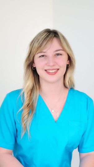 Portrait von Cindy Wiens, medizinische Fachangestellte und stellvertretende Leitung unserer Orthopädie Privatpraxis in Köln.