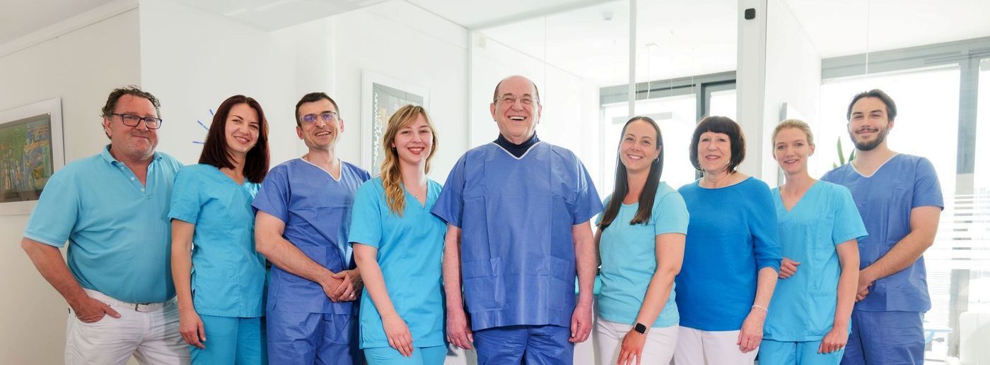 Gruppenfoto des Teams unserer orthopädischen Privatpraxis in Köln.