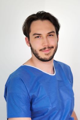 Portrait von Ilia Erbes, medizinischer Fachangestellter in unserer Orthopädie Privatpraxis in Köln.