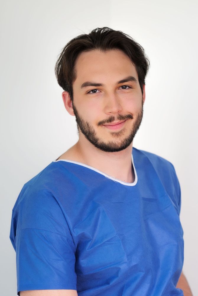 Portrait von Ilia Erbes, medizinischer Fachangestellter in unserer Orthopädie Privatpraxis in Köln.