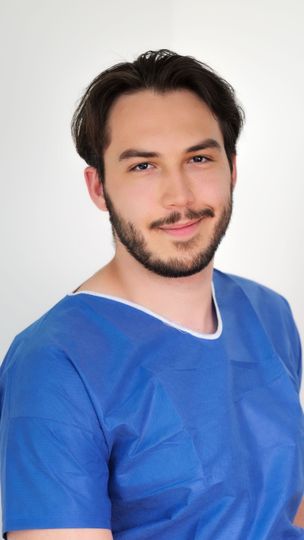Portrait von Ilia Erbes, medizinischer Fachangestellter in unserer Orthopädie Privatpraxis in Köln.