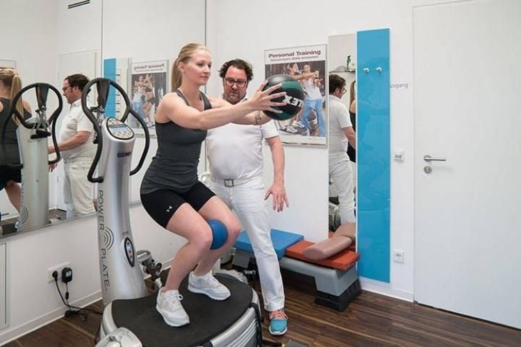 Eine Patientin beim Muskelaufbautraining in unserer orthopädischen Privatpraxis in Köln.