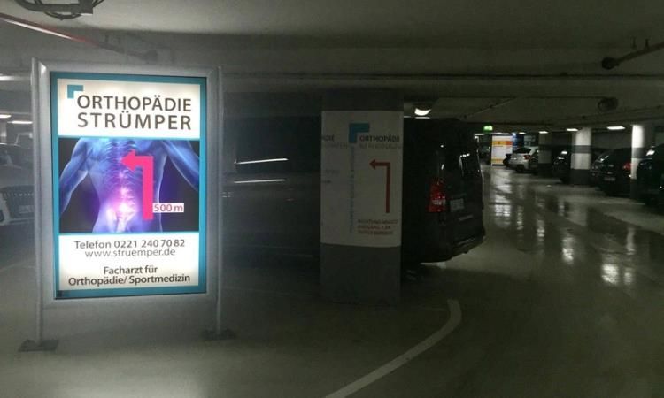Direkt nach Einfahrt ins Parkhaus sehen Sie unser Schild. Von hier aus noch 500m geradeaus.