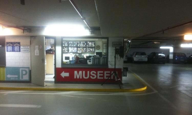 Ein Schild in einem Parkhaus weist auf das Museum hin