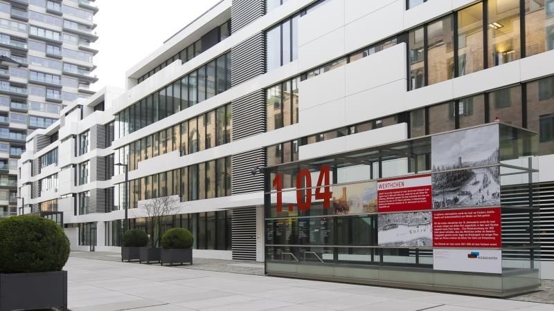 Ein großes Gebäude mit einem Schild mit der Aufschrift „h4“ darauf