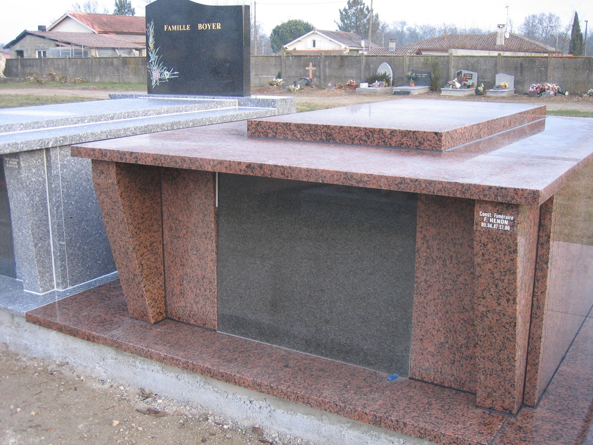 Caveau double en pierre rouge