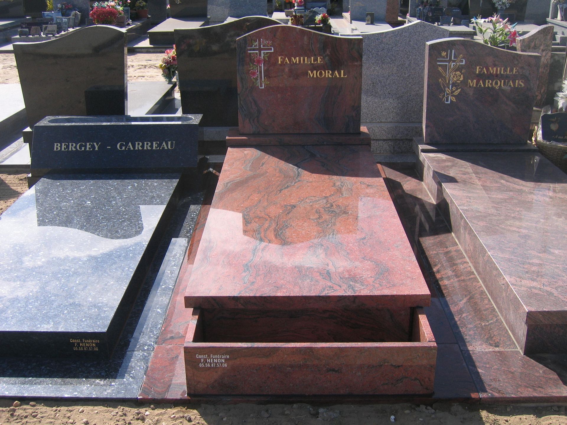 Pierre tombale rouge en marbre