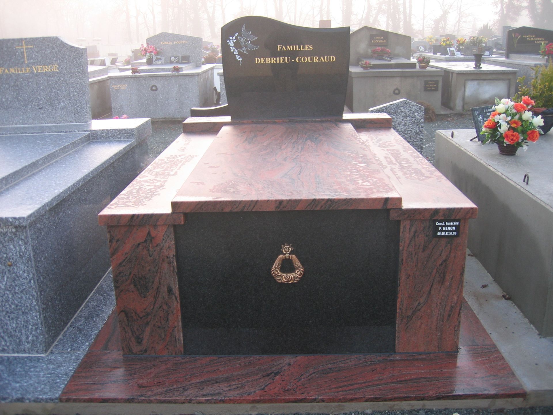 Grand caveau rouge avec un heurtoir doré pour l'ouvrir