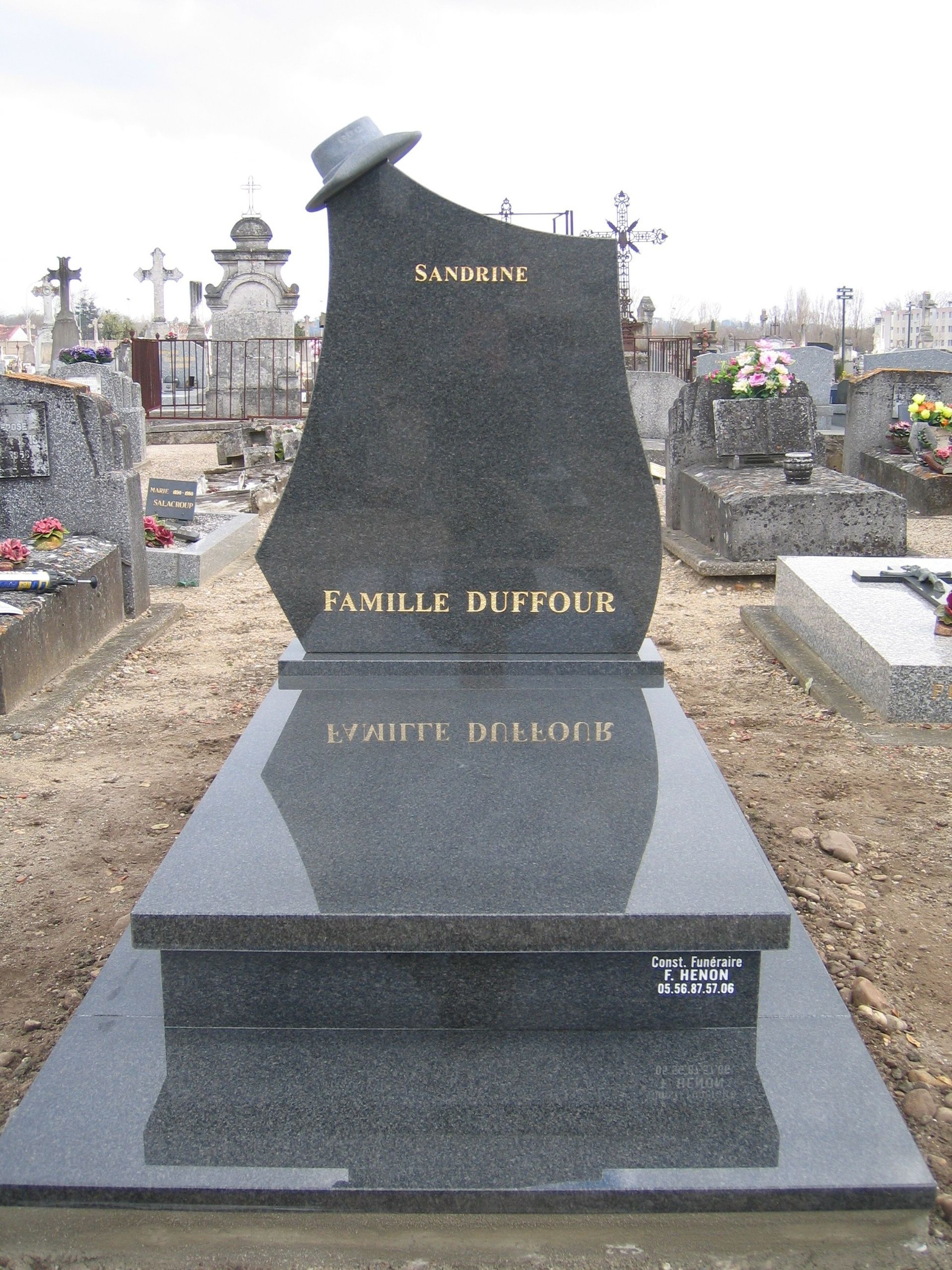 Pierre tombale simple de couleur grise