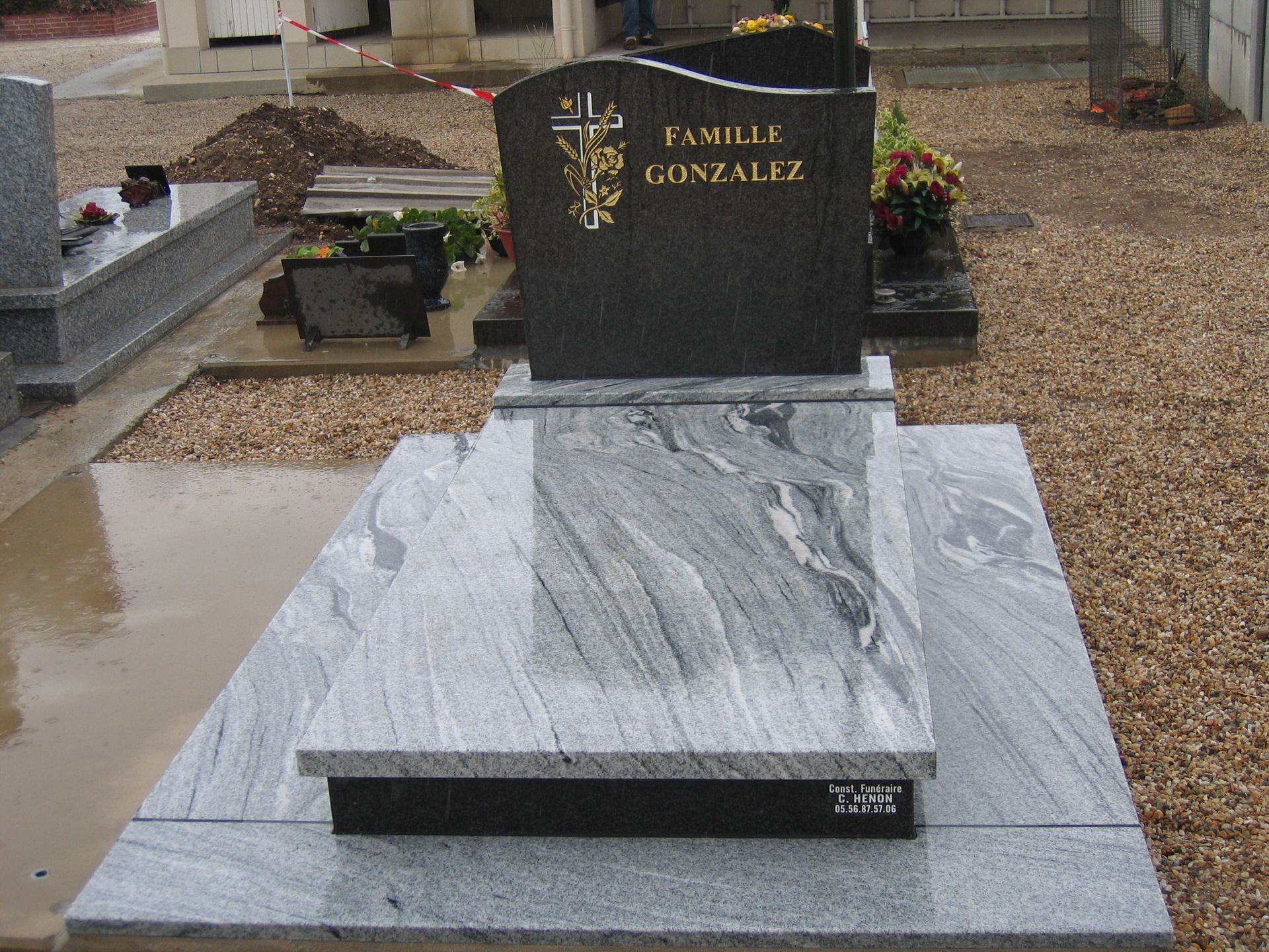 Pierre tombale en granit avec pierre tombale noire, base grise et inscription dorée