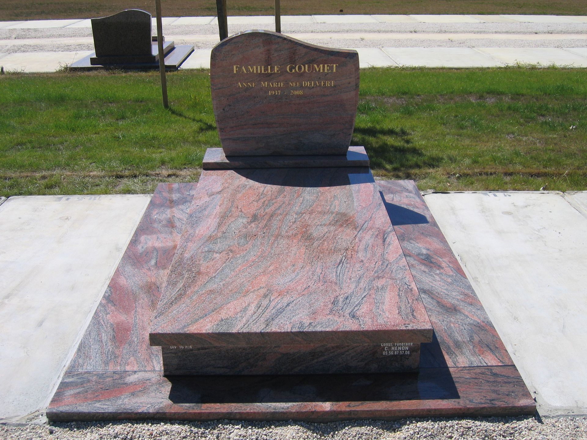 Pierre tombale rouge