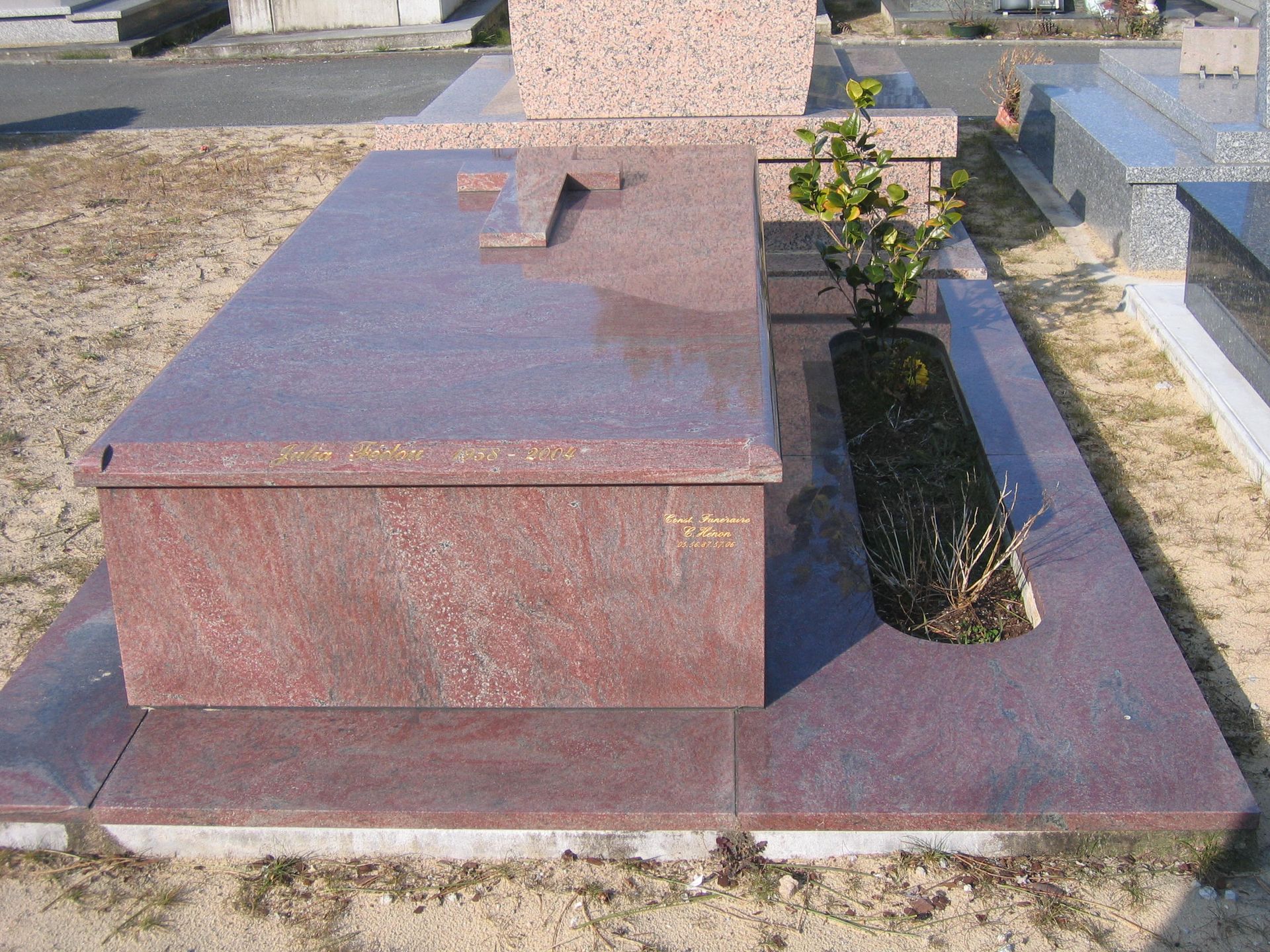 Petit caveau accompagné d'une jardinière fleurie