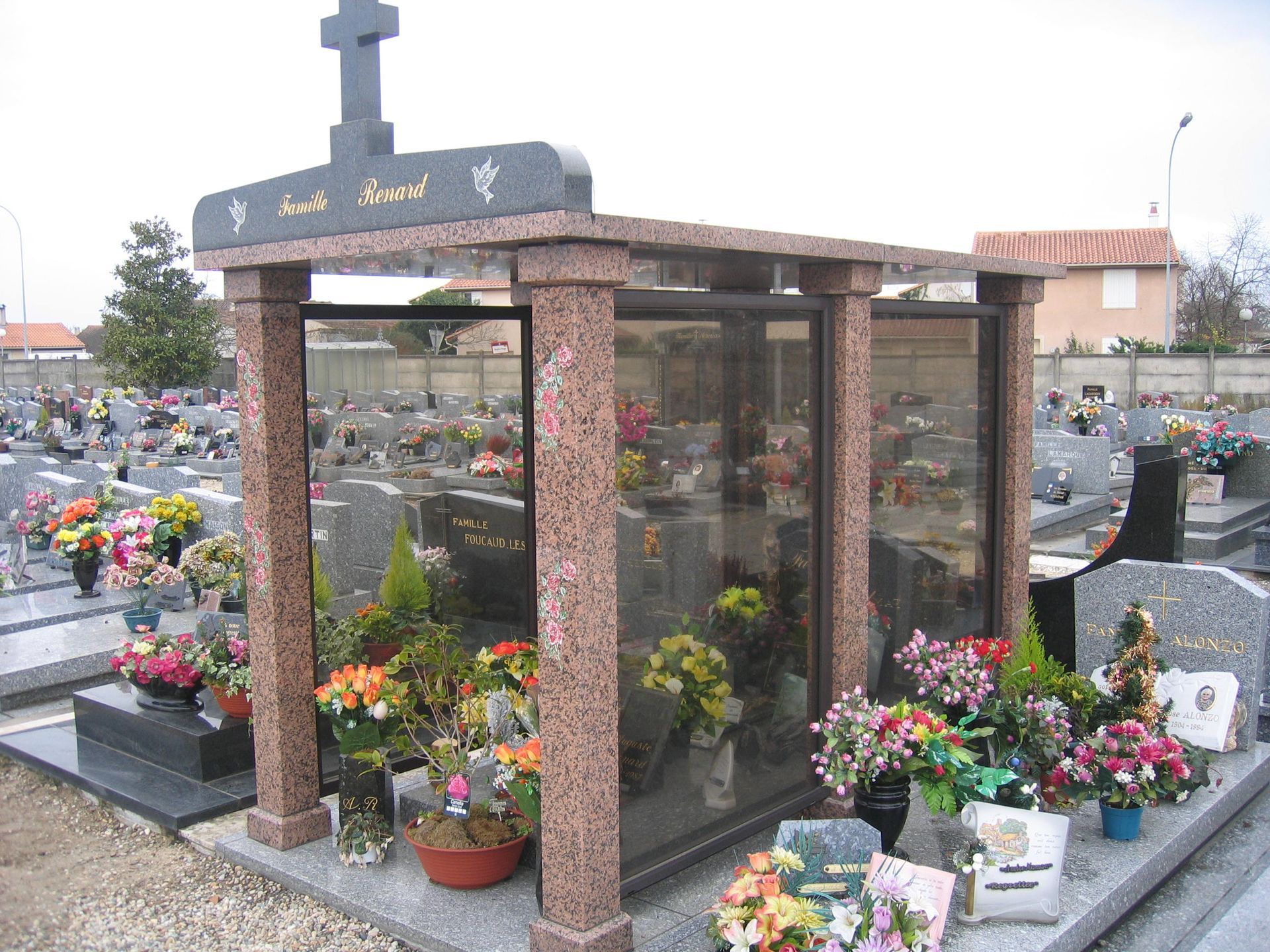 Plusieurs articles proposés par l'entreprise placés dans un caveau