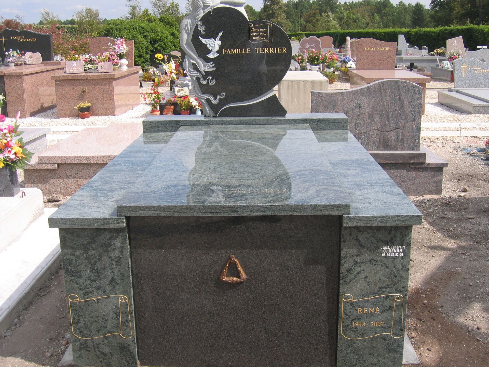 Caveau funéraire gris-vert en pierre