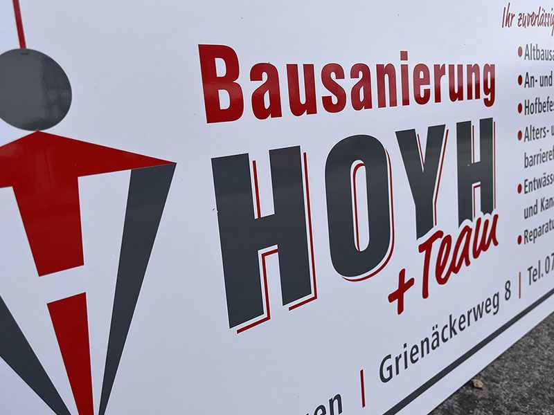 Bausanierung Hoyh Logo auf einem Firmenwagen Bausanierung Hoyh Logo auf einem Firmenwagen