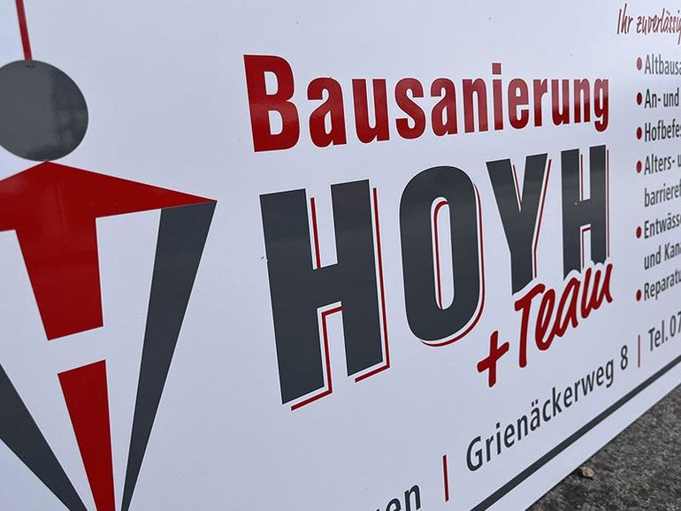 Bausanierung Hoyh Logo auf einem Firmenwagen Bausanierung Hoyh Logo auf einem Firmenwagen
