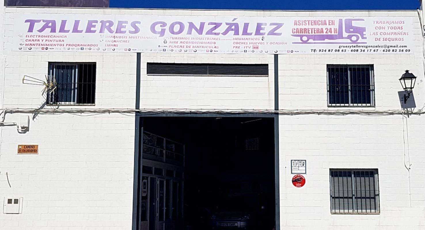 Un edificio blanco con un cartel que dice talleres gonzalez
