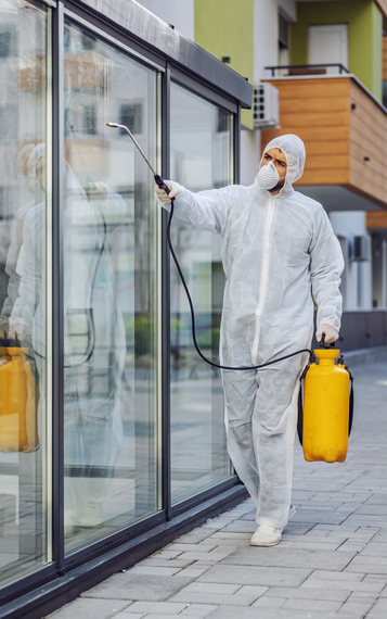 Exterminateur qui désinfecte une vitre