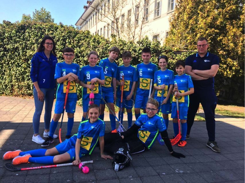 Sportmannschaft posiert für ein Bild