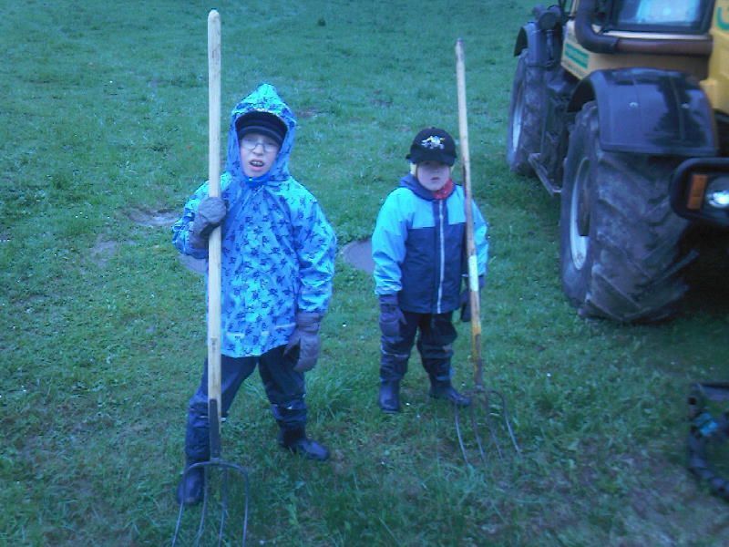 Zwei Kinder auf einer Wiese