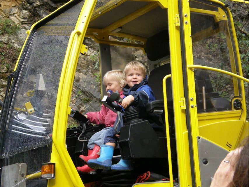 Zwei kinder auf der Maschine