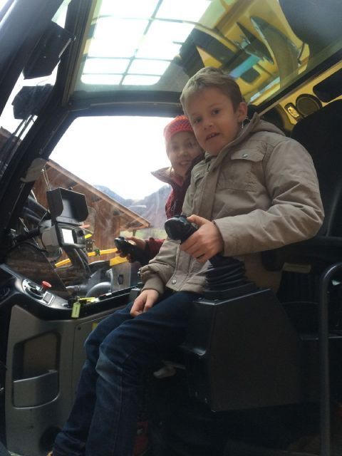 Kinder sitzen in der Baumaschine