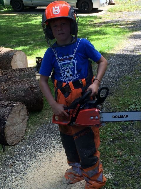 Kind mit Helm auf der Baustelle