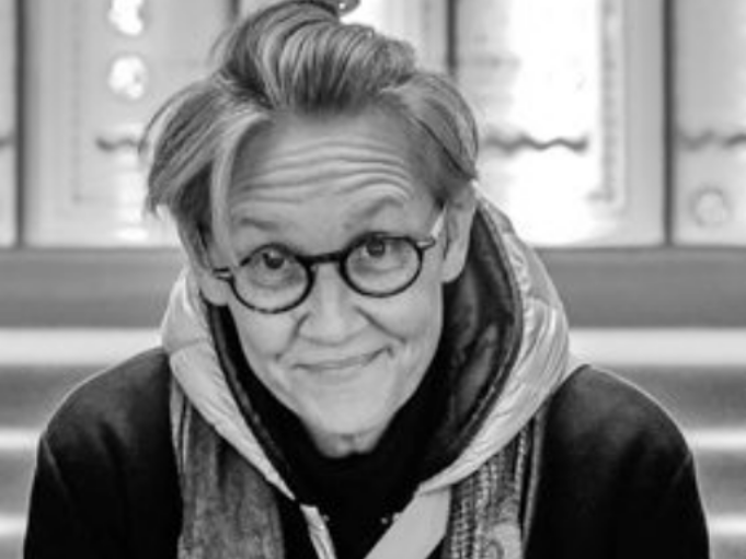 Deux personnes examinent un plan sur un tableau blanc. L'une pointe avec un stylo, l'autre avec la main.