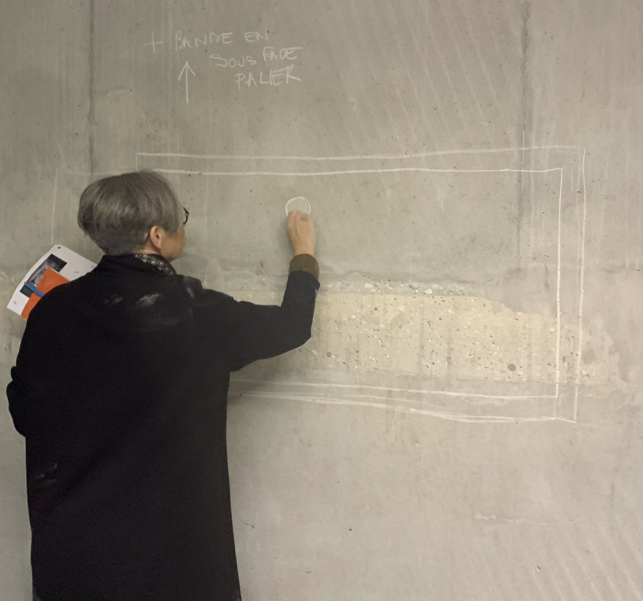 Des architectes travaillent sur des plans, utilisant des outils de dessin. Gros plan sur des plans d'étage, des stylos et un compas.