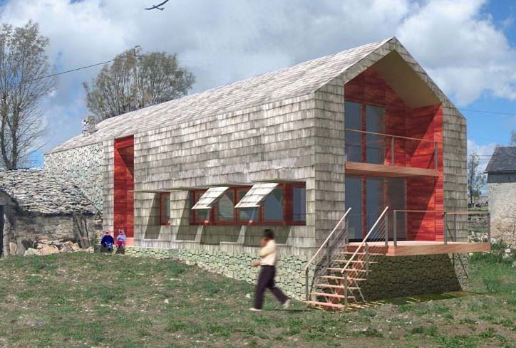 Une maison moderne avec des bardeaux de bois patinés, des éléments rouges et une personne marchant sur la pelouse.