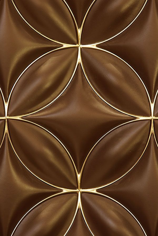 Vue d'une place extérieure ensoleillée avec des bâtiments blancs et des palmiers ; un escalier mène vers le bas.