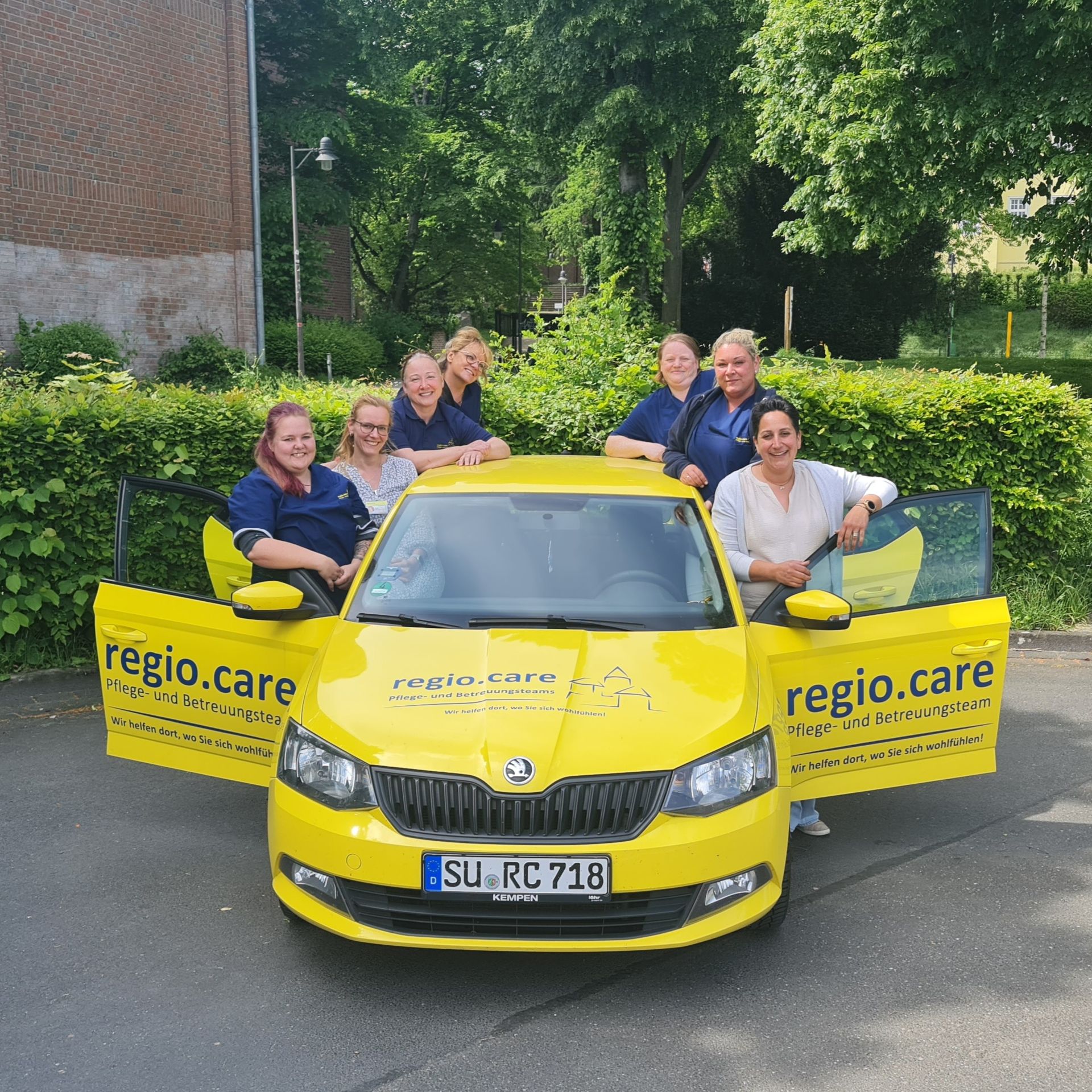 Firmenfahrzeug regio.care vor Filiale