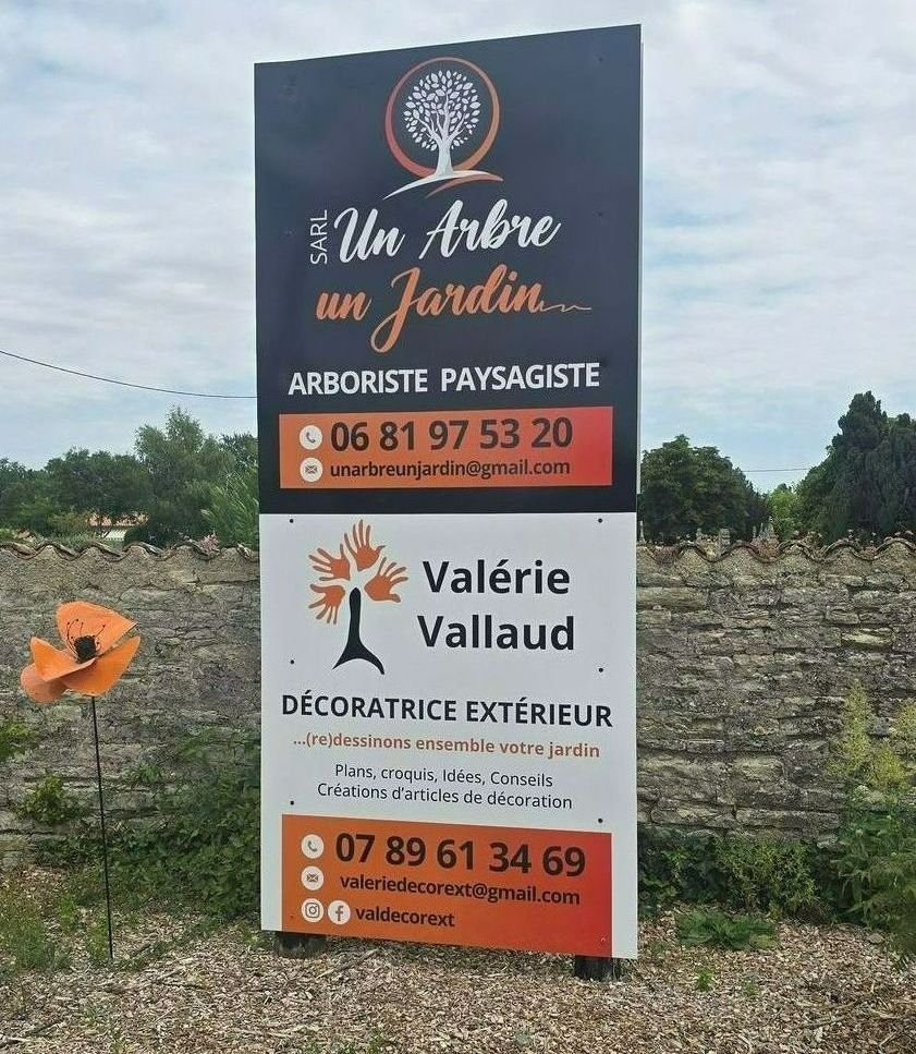 Une pancarte d'Un Arbre Un Jardin.