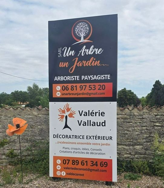 Le panneau publicitaire d'Un Arbre Un Jardin.