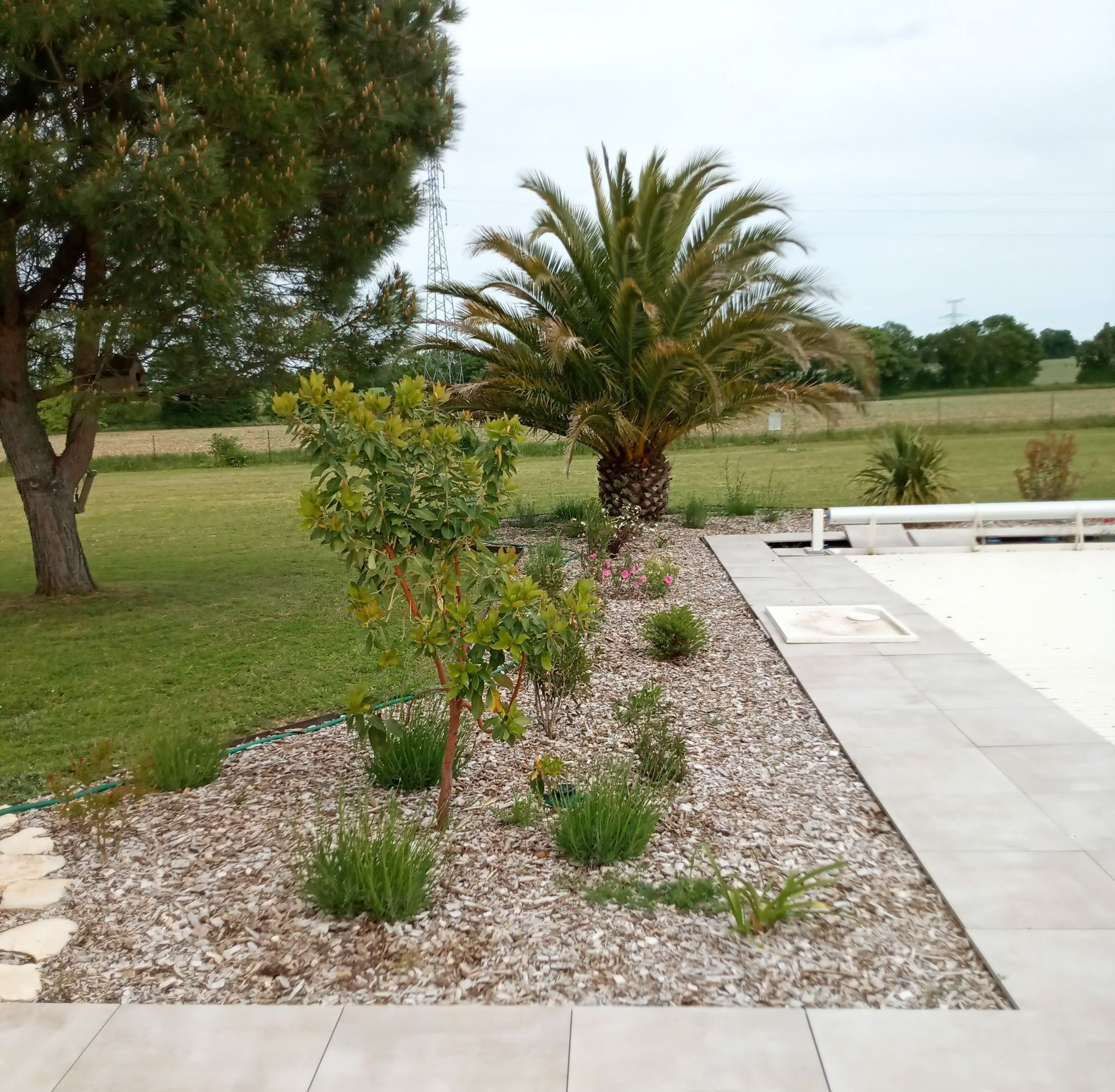 Les abords aménagés d'une piscine.