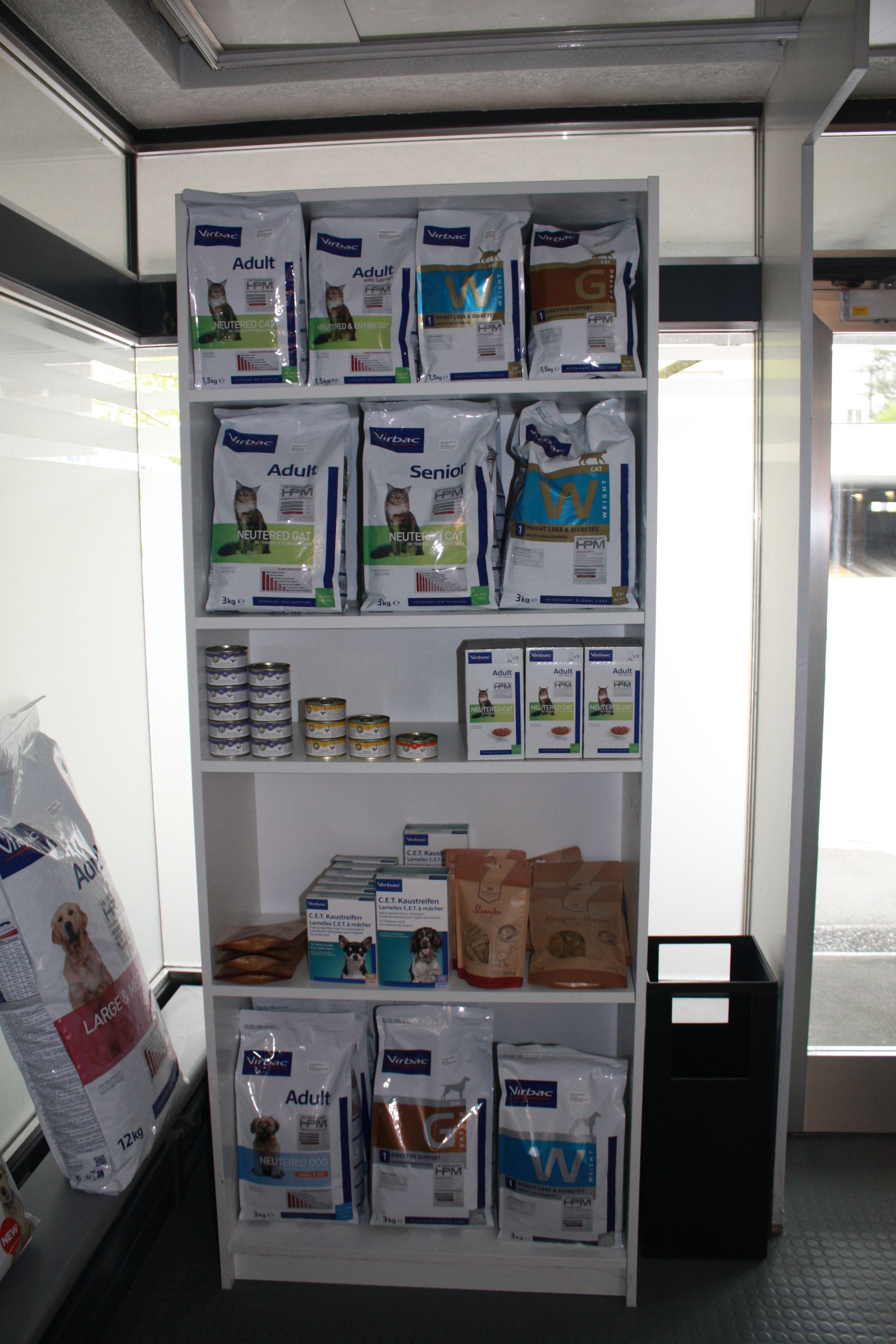 Ein Regal voller Tüten mit Hundefutter in einem Geschäft.